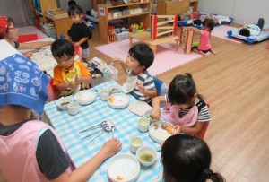 さくらんぼ食事中と遊びと睡眠中